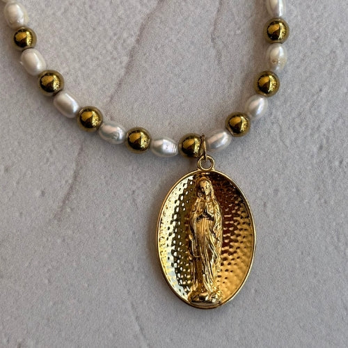 Colar | Pérolas com Hematitas & Pingente Nossa Sra. de Lourdes