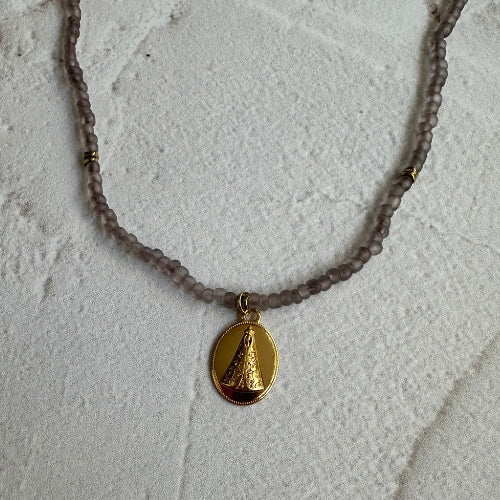 Colar | Miçanga Fosca & Pingente de Nossa Sra. Aparecida