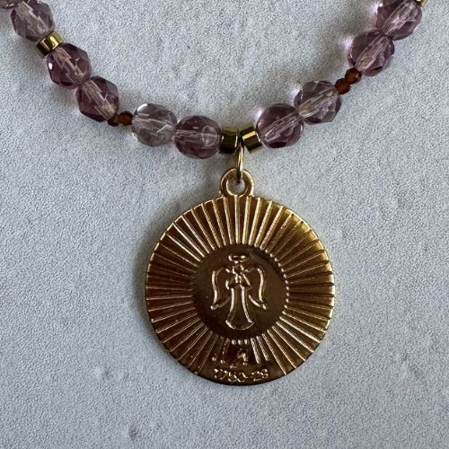 Colar | Cristais de Vidro Importados da República Tcheca, Medalha Dourada de Santo Anjo
