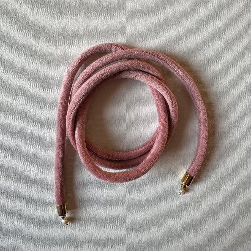 Colar | Veludo com Búzio Dourado