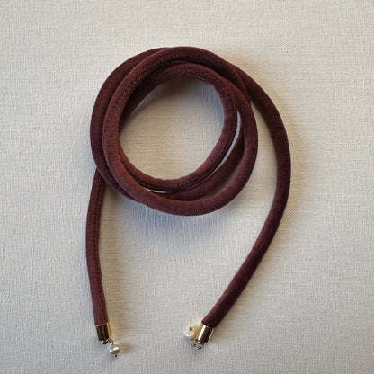 Colar | Veludo com Búzio Dourado