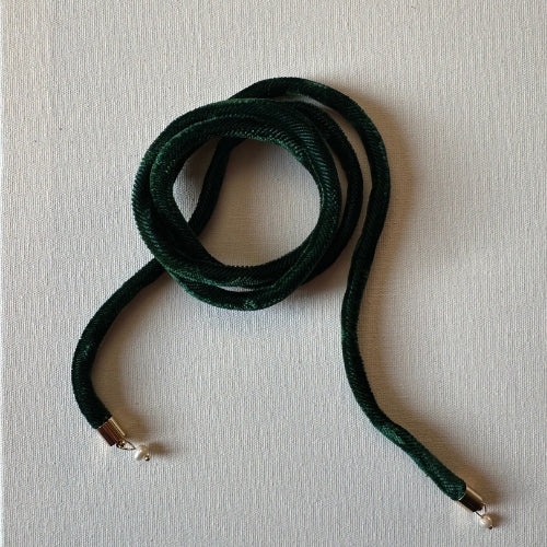 Colar | Veludo com Búzio Dourado