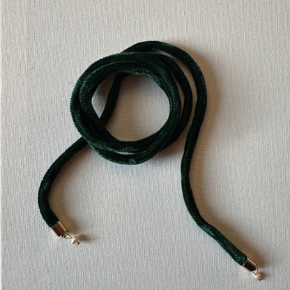 Colar | Veludo com Búzio Dourado